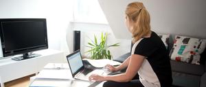 Eine Frau arbeitet zu Hause