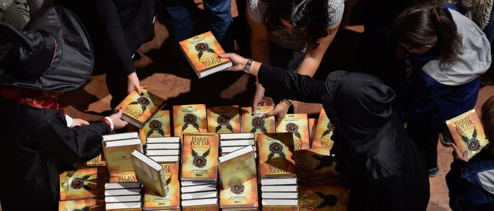 Mitarbeiter des Kulturkaufhauses Dussmann verteilten in der Nacht zum Samstag den neuen Harry-Potter-Roman. Das Buch mit dem Titel "Harry Potter und das verwunschene Kind" ist seit Mitternacht erhältlich.
