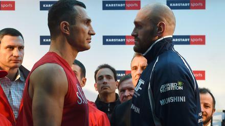 Wladimir Klitschko (links) und der britische Schwergewichts-Boxweltmeister Tyson Fury.