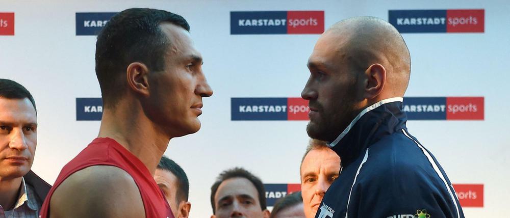 Wladimir Klitschko (links) und der britische Schwergewichts-Boxweltmeister Tyson Fury.