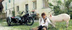 Jungbauer Huber (Golo Euler) und seine letzte Sau auf dem Huber-Hof.