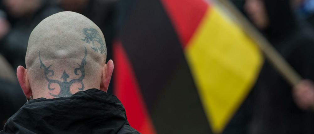 Ein Teilnehmer einer Demonstration gegen angeblichen Asylmissbrauch und neue Flüchtlingsheime in Frankfurt (Oder) (Brandenburg) Anfang 2015.