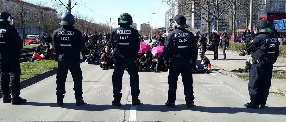 Helm auf an fast jedem Wochenende. Berliner Polizisten sind vor allem durch Demos im Stress. Viele wollen deshalb woanders arbeiten.