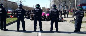 Helm auf an fast jedem Wochenende. Berliner Polizisten sind vor allem durch Demos im Stress. Viele wollen deshalb woanders arbeiten. 
