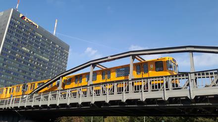 Die Querträger der Brücke sind nur etwa 20 bis 30 Zentimeter über dem Wagendach.