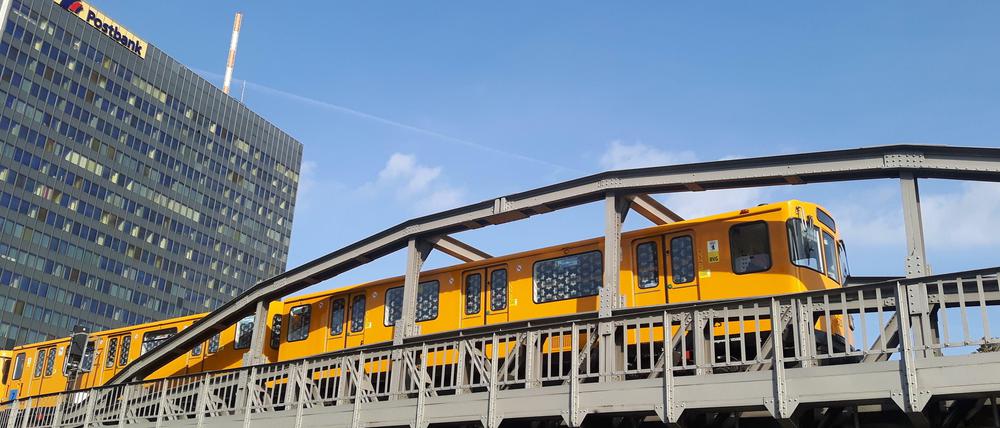 Die Querträger der Brücke sind nur etwa 20 bis 30 Zentimeter über dem Wagendach.