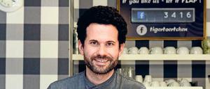 TIGERTÖRTCHEN. Stefan Kels mit seinen klitzekleinen Cupcakes.