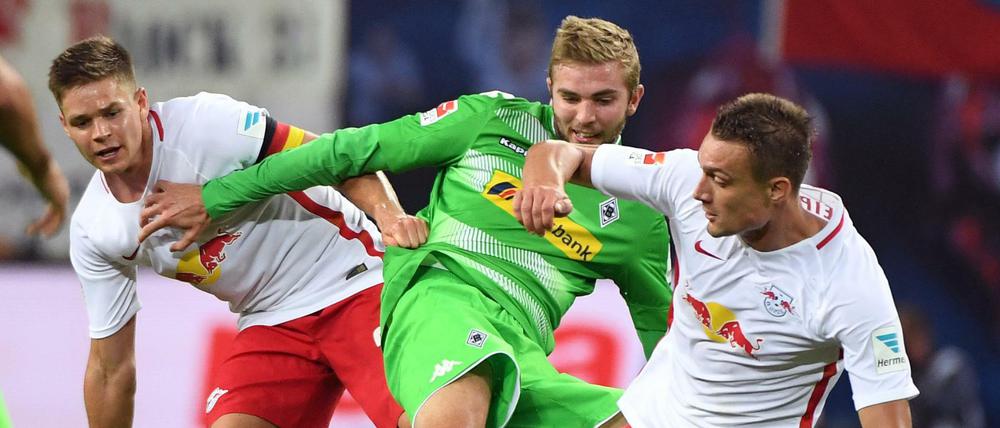 Ganz schön ungemütlich. Die Leipziger machen es ihren Gegnern (hier dem Gladbacher Christoph Kramer, Mitte) nicht leicht.