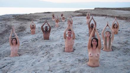 Fünfzehn Nackte posieren, bis zur Hüfte im Sand eingegraben, vor zwei Wochen am Ufer des Toten Meers in Israel. Der US-Fotograf Spencer Tunick hat die Freiwilligen fotografiert, um auf das Verschwinden des salzhaltigsten Sees der Welt aufmerksam zu machen. 