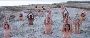 Fünfzehn Nackte posieren, bis zur Hüfte im Sand eingegraben, vor zwei Wochen am Ufer des Toten Meers in Israel. Der US-Fotograf Spencer Tunick hat die Freiwilligen fotografiert, um auf das Verschwinden des salzhaltigsten Sees der Welt aufmerksam zu machen. 
