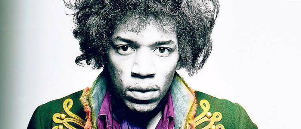 Gitarrengott. Jimi Hendrix 1967 im Kostüm des psychedelischen Zirkusdirektors.
