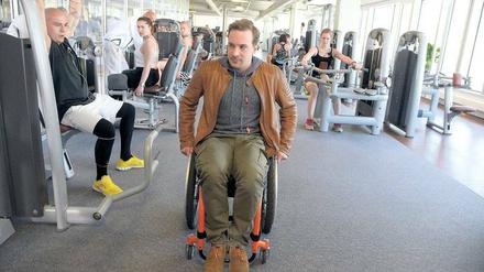 Begegnung der ungewohnten Art. Major Palfinger (Florian Teichtmeister) kommt wegen der Fahndung ins Fitnessstudio.