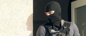 Durchblick behalten. Ist aber gar nicht so leicht. Denn einige Pässe von Flüchtlingen sind gefälscht. 