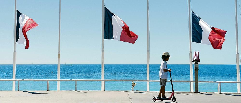 Trauerbeflaggung nach dem Attentat von Nizza. 