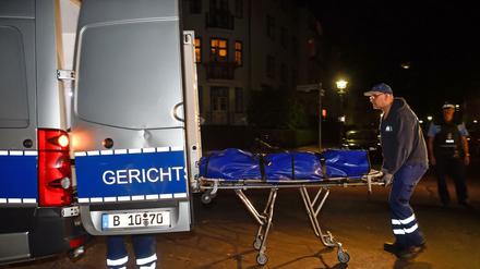 Mitarbeiter der Gerichtsmedizin vor dem Wohnhaus des Piratenpolitikers Gerwald Claus-Brunner.