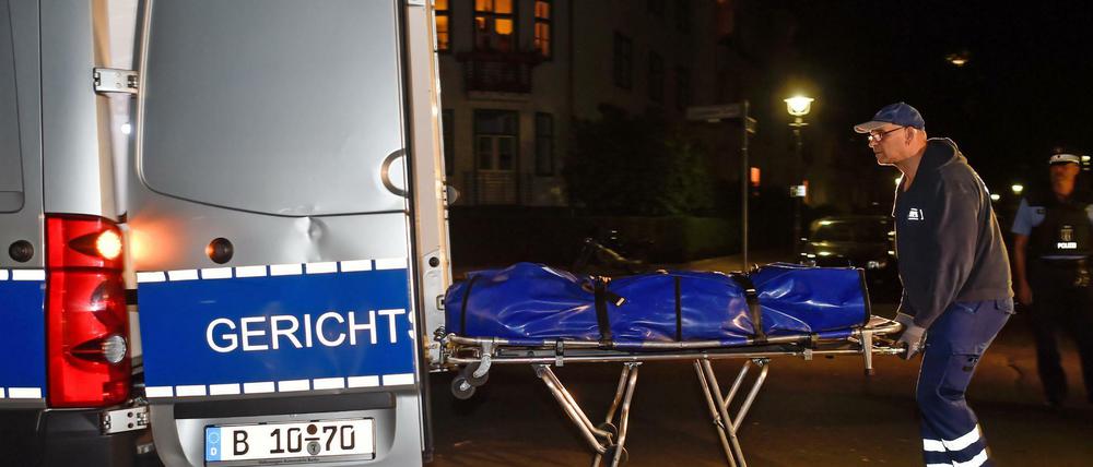 Mitarbeiter der Gerichtsmedizin vor dem Wohnhaus des Piratenpolitikers Gerwald Claus-Brunner.