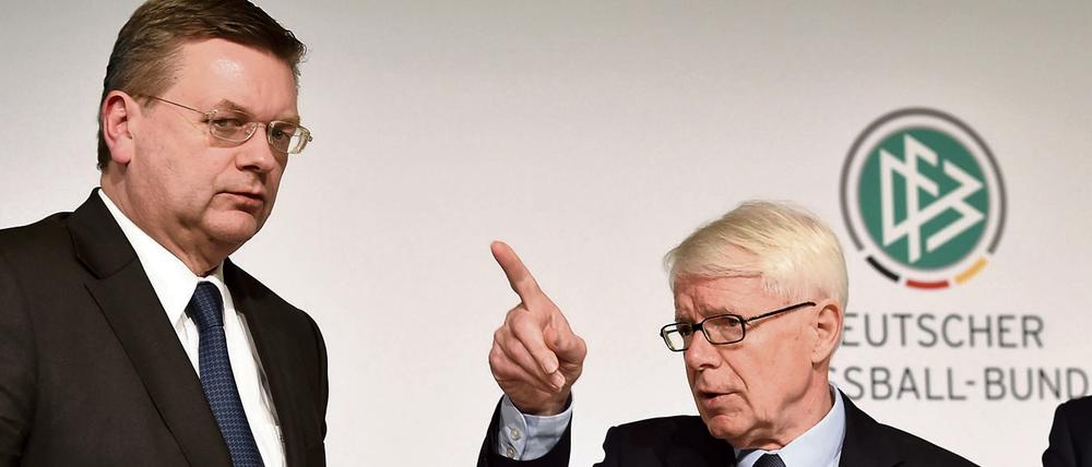 Reinhard Rauball (rechts) und DFB-Präsident Reinhard Grindel distanzierten sich zuletzt von Beckenbauer.