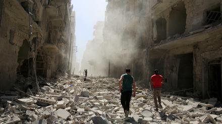 Stadt in Trümmern. Berichten zufolge soll das syrische Regime jetzt auch bunkerbrechende Waffen einsetzen.