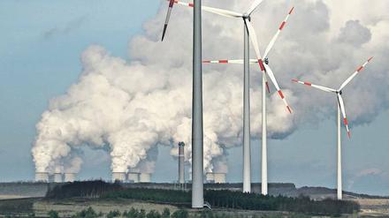 Zukunft und Vergangenheit sind derzeit noch gemeinsam in Betrieb, um Deutschland mit Strom zu versorgen. Wie schnell sich das ändern soll, ist umstritten. 