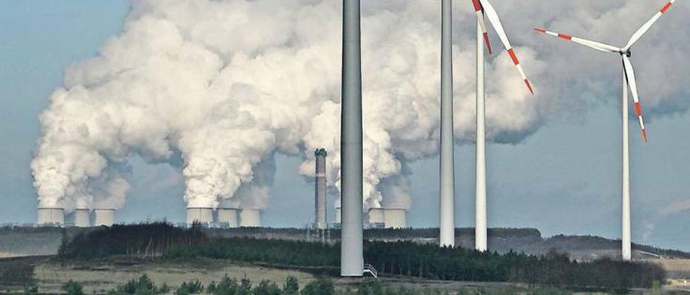 Zukunft und Vergangenheit sind derzeit noch gemeinsam in Betrieb, um Deutschland mit Strom zu versorgen. Wie schnell sich das ändern soll, ist umstritten.