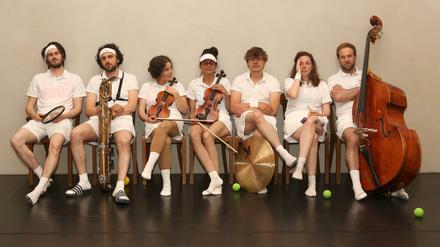 Dadaistisch: Musiker im Tennisdress.