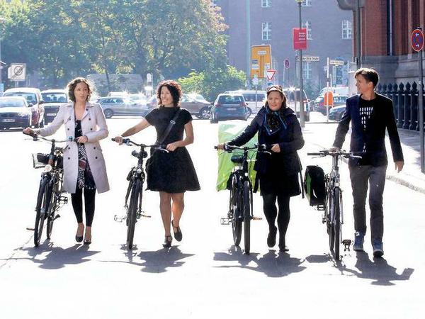 Mit Rad und Tat. Die Delegationen von Grünen auf dem Weg zur Regierungsverantwortung im Roten Rathaus.