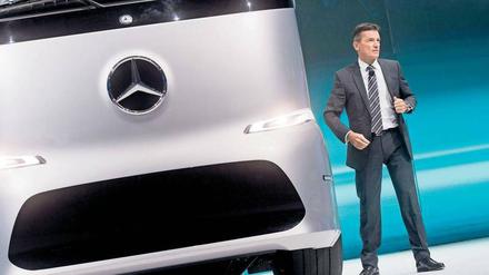 Großer Auftritt. Wolfgang Bernhard vor einem Mercedes Elektro-Lkw Urban eTruck auf der IAA. 