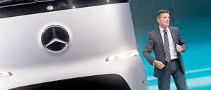 Großer Auftritt. Wolfgang Bernhard vor einem Mercedes Elektro-Lkw Urban eTruck auf der IAA. 