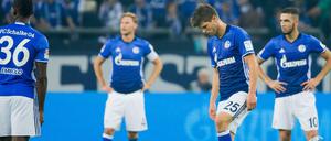 Die Schalker Spieler müssen derzeit eine Pleite nach der anderen hinnehmen.