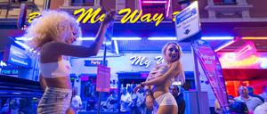 Vor einem Bordell in der Taunusstraße tanzen zwei Frauen am 08.09.2016 bei der «Bahnhofsviertelnacht» in Frankfurt. 