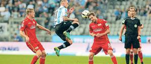 Unions Achse. Felix Kroos (links) und Stephan Fürstner ordnen das Berliner Mittelfeld. Hier nehmen sie den Münchner Daniel Adlung in die Mitte. 