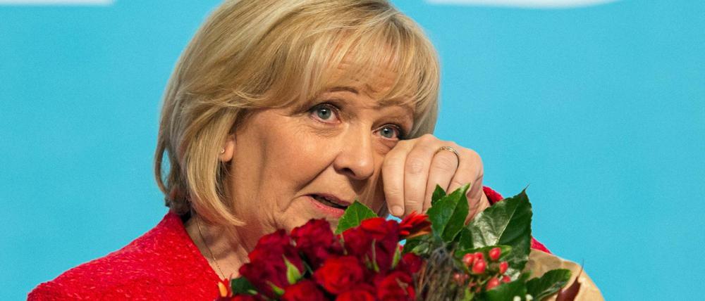 Hannelore Kraft wischt sich nach der Bekanntgabe des Wahlergebnisses eine Träne aus dem Auge.