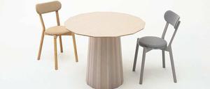 Der Tisch "Colour Wood Dining 95" hat 15 Ecken, der besonderer Pfiff ist die transparent bedruckte Tischplatte.  
