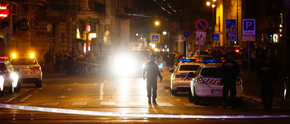 Am Sonntagabend wurde die Gegend in der Budapester Innenstadt, in der sich am Abend zuvor der Anschlag ereignete, von der Polizei abgesperrt.
