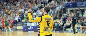 Die Heine-Faust. Füchse-Keeper Heinevetter bejubelt den klaren Sieg. Foto: dpa/ Zinken