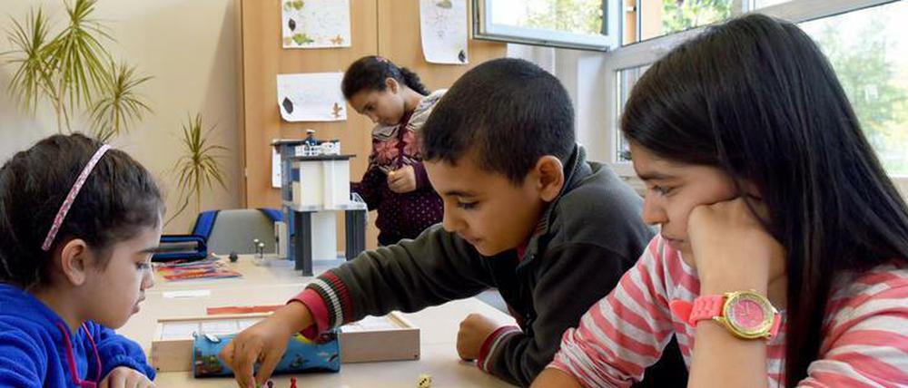 Nicht nur Kinder in der Willkommensklasse müssen lernen. Für die Eltern gibt es jetzt einen Wohnleitfaden.