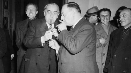 SPD-Politiker Ernst Reuter (l.) war der erste Regierende Bürgermeister. Beinahe wäre es 1951 Walther Schreiber von der CDU geworden, als es zum Patt bei der Abstimmung kam.