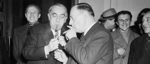 SPD-Politiker Ernst Reuter (l.) war der erste Regierende Bürgermeister. Beinahe wäre es 1951 Walther Schreiber von der CDU geworden, als es zum Patt bei der Abstimmung kam.