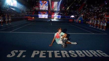 Im Mittelpunkt. Zverev nach seinem Sieg beim Turnier in St. Petersburg. 