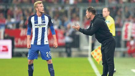 Aufbauhilfe von außen. Trainer Pal Dardai trägt seine Ideen auch über Fabian Lustenberger ins Team. Foto: Reuters/Dalder