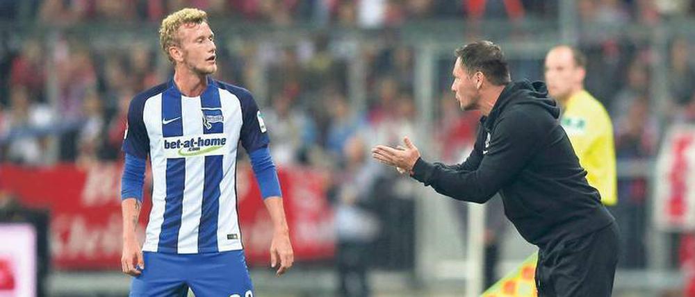 Aufbauhilfe von außen. Trainer Pal Dardai trägt seine Ideen auch über Fabian Lustenberger ins Team. Foto: Reuters/Dalder
