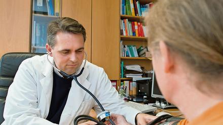 Die Mehrheit der Deutschen sieht das Gesundheitssystem positiv. Und zieht das persönliche Gespräch mit dem Arzt Videosprechstunden vor.