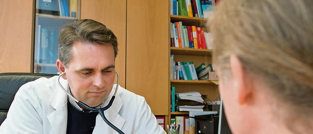 Die Mehrheit der Deutschen sieht das Gesundheitssystem positiv. Und zieht das persönliche Gespräch mit dem Arzt Videosprechstunden vor.