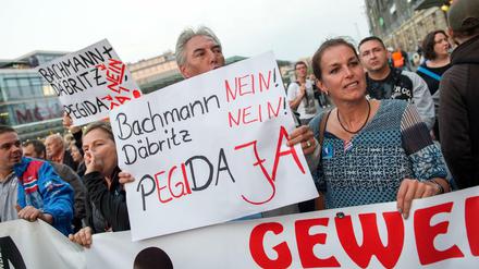 Tatjana Festerling (r) demonstriert am Montag in Dresden gegen Pegida-Chef Lutz Bachmann. 
