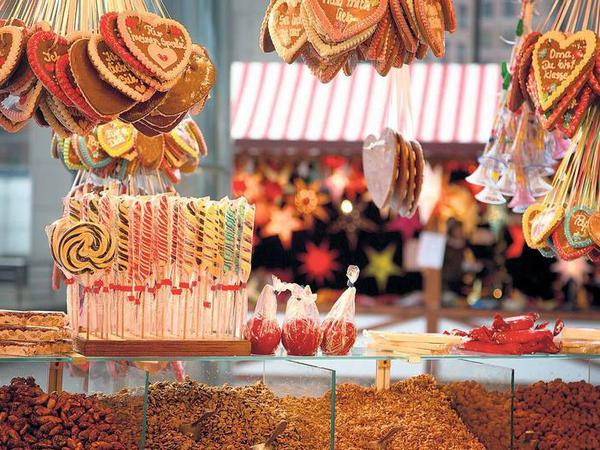 Weihnachtsmärkte! Gebrannte Mandeln, Zuckerstangen, Lebkuchenherzen – wer schreibt eigentlich vor, dass das nur im Winter schmeckt? Keiner. Stimmt aber.