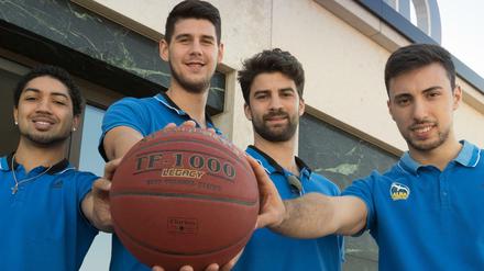 Die Alba-Neuzugänge Peyton Siva, Bogdan Radosavljevic, Engin Atsür (v.l.n.r.) mit Ismet Akpinar, einem der wenigen verbliebenen Spieler.