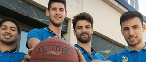 Die Alba-Neuzugänge Peyton Siva, Bogdan Radosavljevic, Engin Atsür (v.l.n.r.) mit Ismet Akpinar, einem der wenigen verbliebenen Spieler.