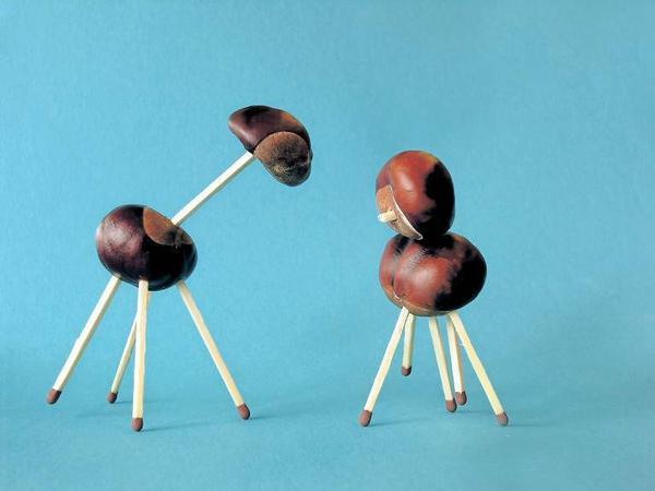 Basteln! Steckmännchen lassen sich theoretisch auch aus Erdbeeren konstruieren. Theoretisch. Seeehr theoretisch.