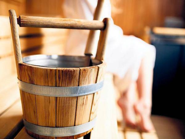 Sauna! Hat auch im Sommer geöffnet. Aber wer will bitteschön drinnen schwitzen, wenn's genauso gut draußen geht?