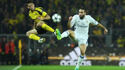 Dortmunds Raphael Guerreiro (l.) und Madrids Dani Carvajal versuchen an den Ball zu kommen.